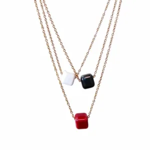 Κοντό κολιέ ατσάλινο επιχρυσωμένο με κεραμικό κυβάκι