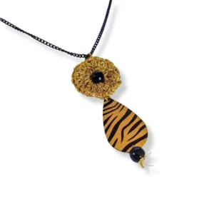 Χειροποίητο πλεκτό κολιέ με μεταλλικό στοιχείο