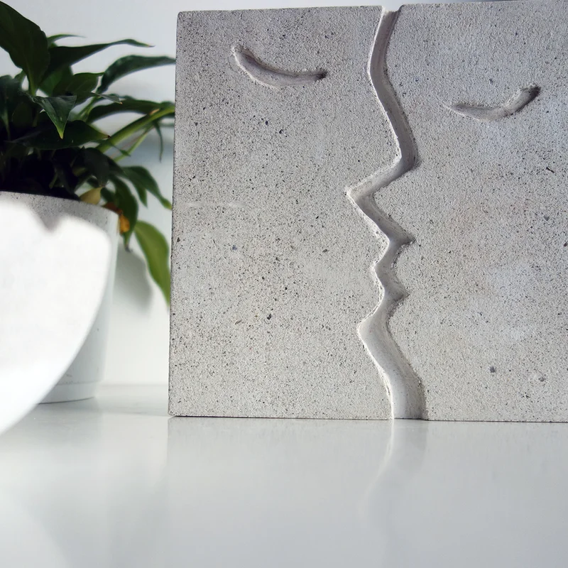anaglifo-epitrapezio-diakosmhtiko-apo-tsimento-18,5x17x3,5-Kiss-ConcreteAffairs3