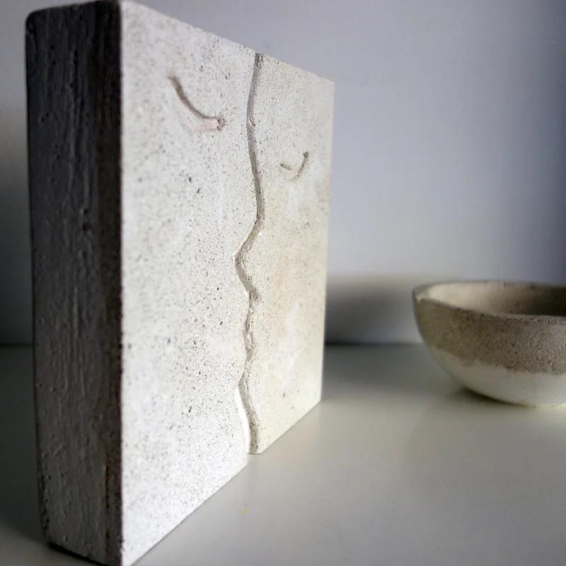 anaglifo-epitrapezio-diakosmhtiko-apo-tsimento-18,5x17x3,5-Kiss-ConcreteAffairs4