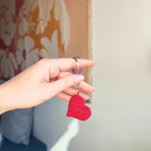 Πλεκτή καρδούλα κόκκινη μπρελόκ