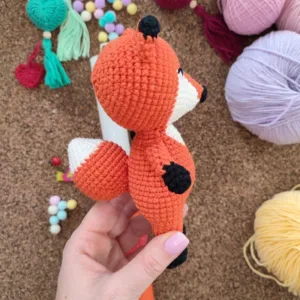 Σετ παιχνιδολαμπάδα λευκή με πλεκτή αλεπουδίτσα