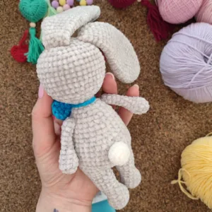 Σετ παιχνιδολαμπάδα γαλάζια αρωματική 26εκ με πλεκτό γκρι λαγουδάκι