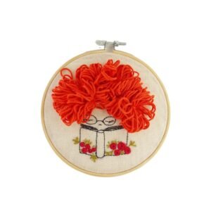 Παιδικό Κεντημένο καδράκι ''Κορίτσι που διαβάζει''