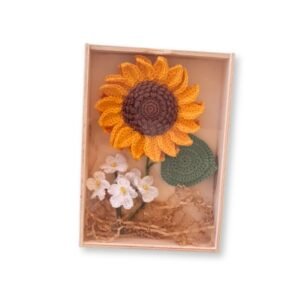 Σύνθεση από πλεκτά λουλούδια σε ξύλινο κουτί