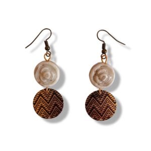 Χειροποίητα κρεμαστά σκουλαρίκια με κεραμικό και μεταλλικό στοιχείο