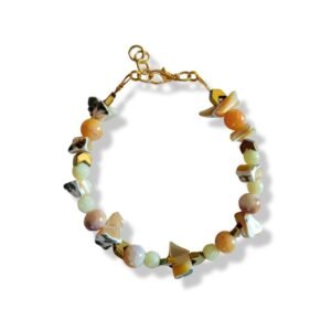 Χειροποίητο βραχιόλι από όστρακα και ημιπολύτιμες πέτρες.