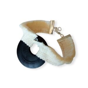 Χειροποίητο βραχιόλι από ξύλο και τρέσα.