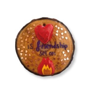 Μπρελόκ ξύλινο Love is friendship set on fire