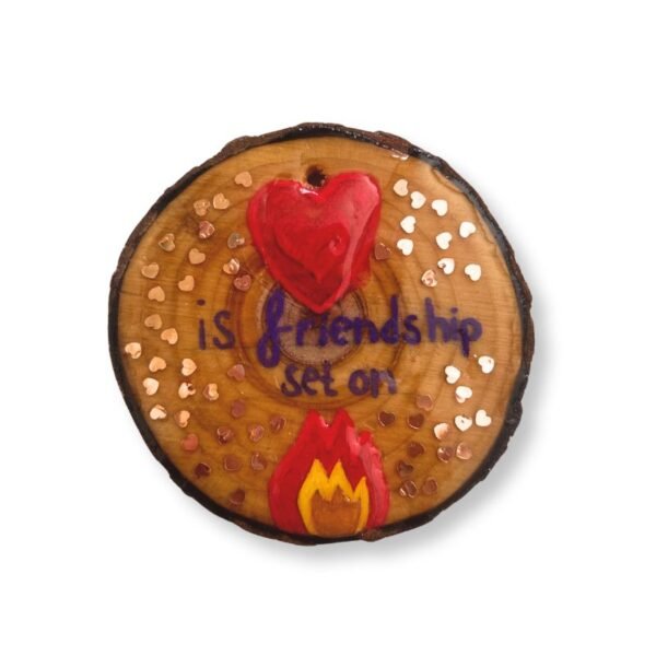 Μπρελόκ ξύλινο Love is friendship set on fire