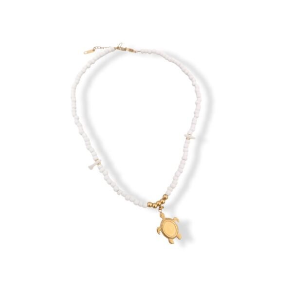 Καλοκαιρινό ατσάλινο κολιέ χελωνάκι με λευκές χάντρες και κοχύλια