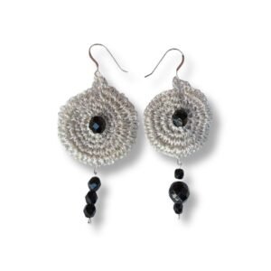 Σκουλαρίκια κρεμαστά χειροποίητα πλεκτά ασημί με μαύρα κρύσταλλα