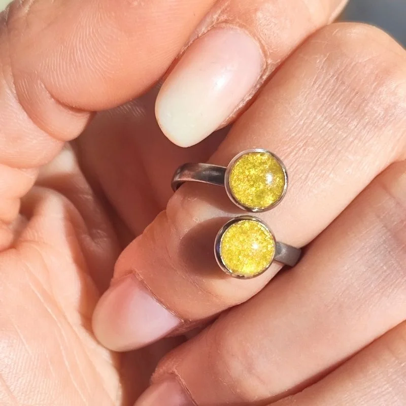 daxtylidi-me-rythmizomeno-anoigma-me-duo-kyklous-apo-ygro-gyali-se-kitrino-xrwma (2)-e&a