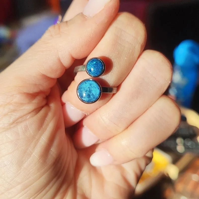 daxtylidi-me-rythmizomeno-anoigma-me-duo-kyklous-apo-ygro-gyali-se-mple-xrwma-kai-mple-glitter (2)-e&a