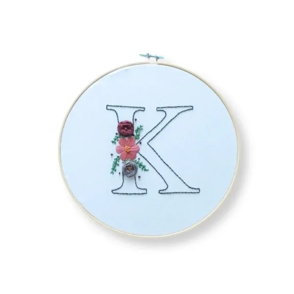 Κεντητό τελάρο Mονόγραμμα με λουλούδια