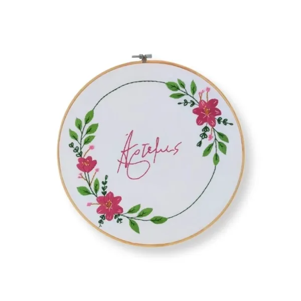 Κεντητό όνομα σε στεφάνι με λουλούδια
