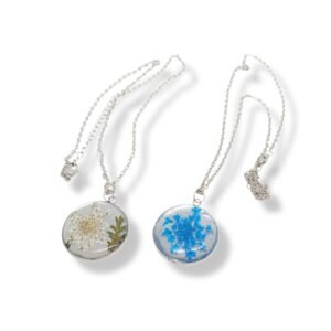 Κολιέ από υγρό γυαλί και αποξηραμένα λουλούδια