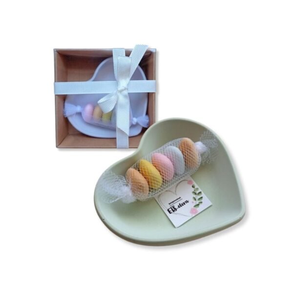 Μπομπονιέρα βάπτισης καρδούλα-πιατάκι από σκόνη πορσελάνης (ελαχ.30τμχ)