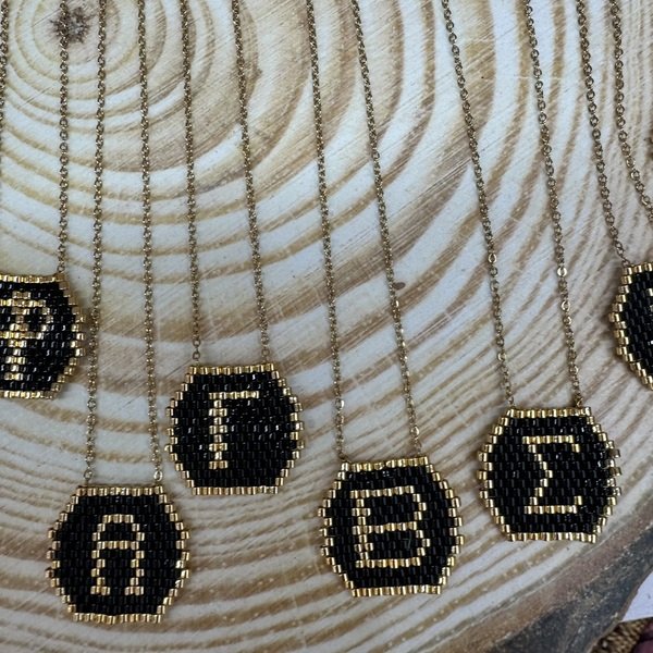 κολιέ miyuki μονόγραμμα 2