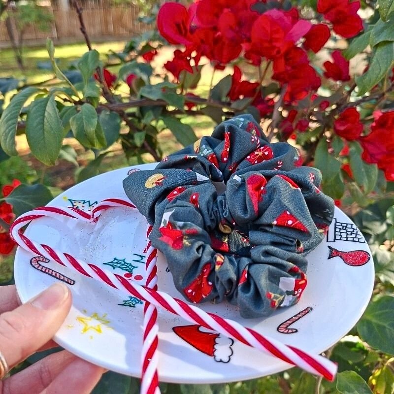 Handmade-christmas-scrunchies-socks-green2-byvsl