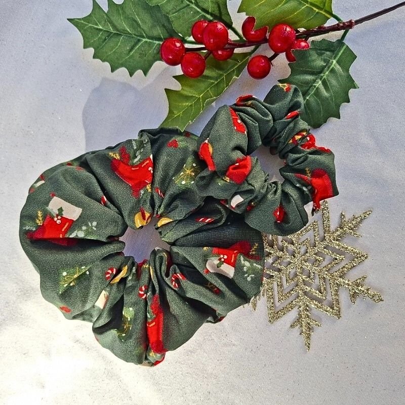 Handmade-christmas-scrunchies-socks-green3-byvsl