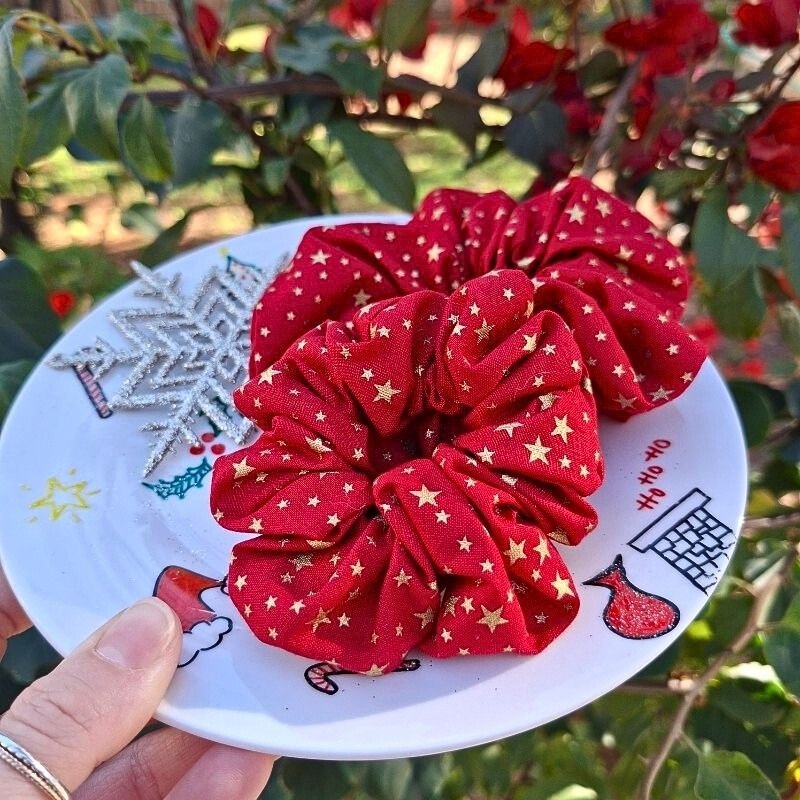 Handmade-christmas-scrunchies-stars2-red-byvsl