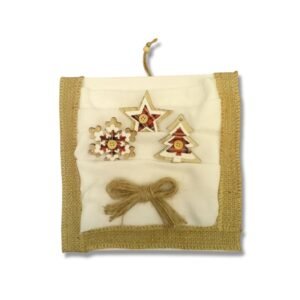 Χριστουγεννιάτικος καμβάς με ύφασμα και ξύλινα λουλούδια