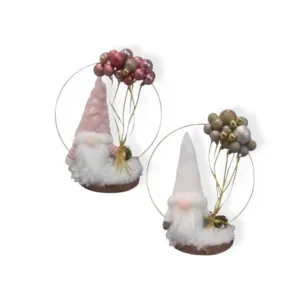 Χριστουγεννιάτικη κατασκευή με Νάνο που κρατά μπαλόνια έξω στο χιόνι