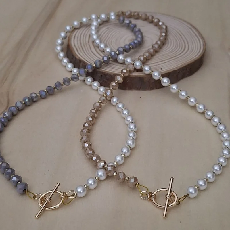 Xeiropoiito kolie me lefki perlapo filntisi, kristalla se diafora xromata enalax me poli mikra kristallakia se fotino xriso me kouboma mprosta – by Christine only (2)