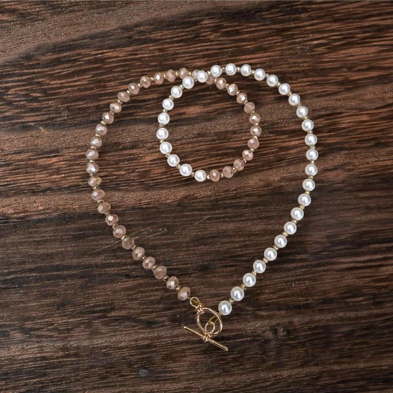 Xeiropoiito kolie me lefki perlapo filntisi, kristalla se diafora xromata enalax me poli mikra kristallakia se fotino xriso me kouboma mprosta – by Christine only (3)