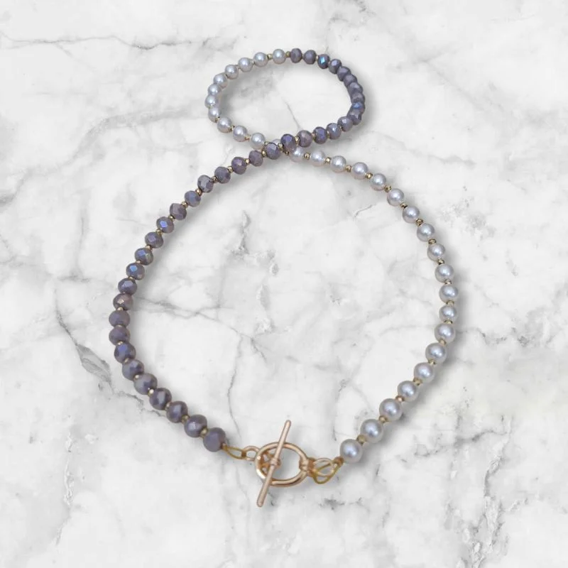 Xeiropoiito kolie me lefki perlapo filntisi, kristalla se diafora xromata enalax me poli mikra kristallakia se fotino xriso me kouboma mprosta – by Christine only (4)