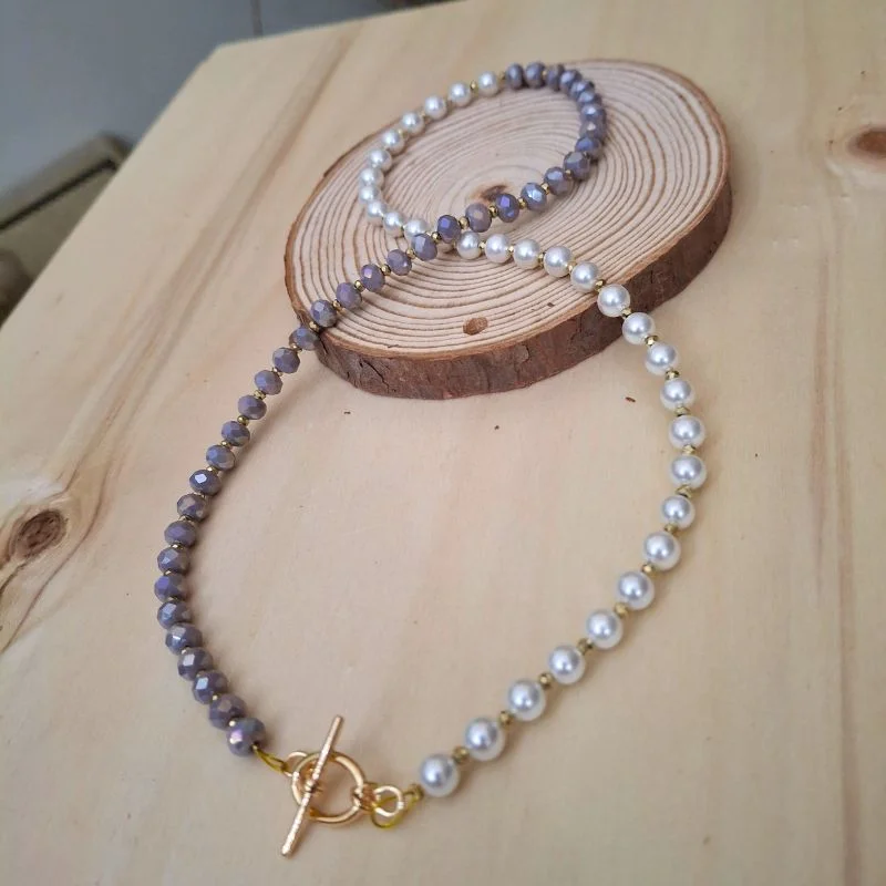 Xeiropoiito kolie me lefki perlapo filntisi, kristalla se diafora xromata enalax me poli mikra kristallakia se fotino xriso me kouboma mprosta – by Christine only (5)