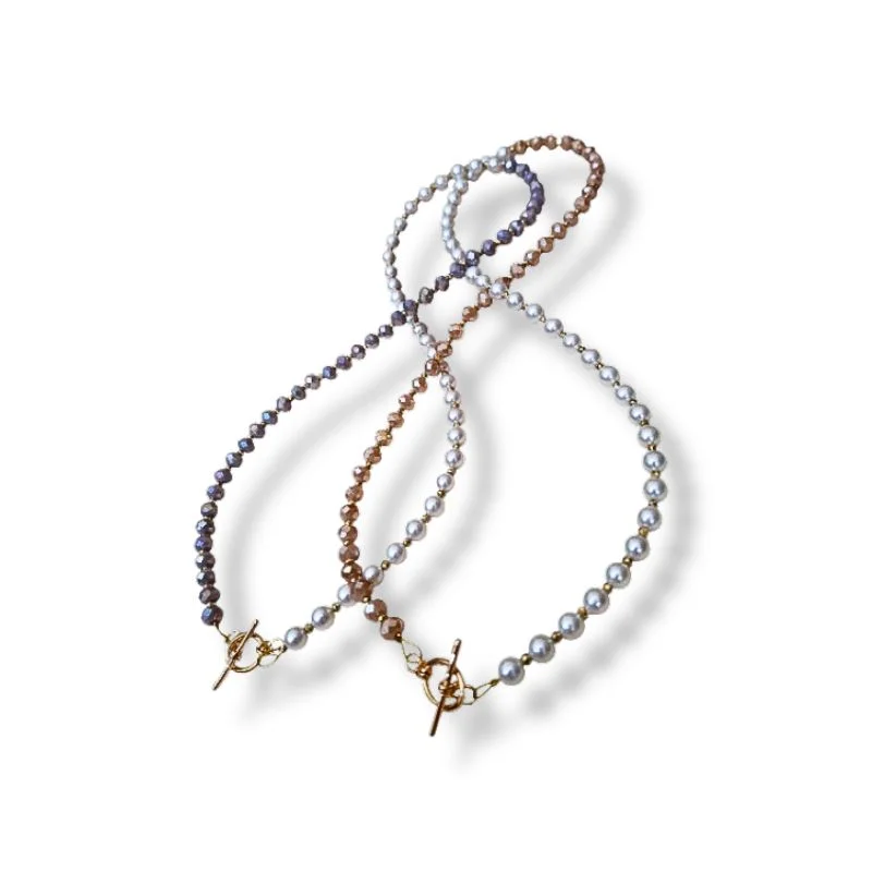 Xeiropoiito kolie me lefki perlapo filntisi, kristalla se diafora xromata enalax me poli mikra kristallakia se fotino xriso me kouboma mprosta - by Christine only