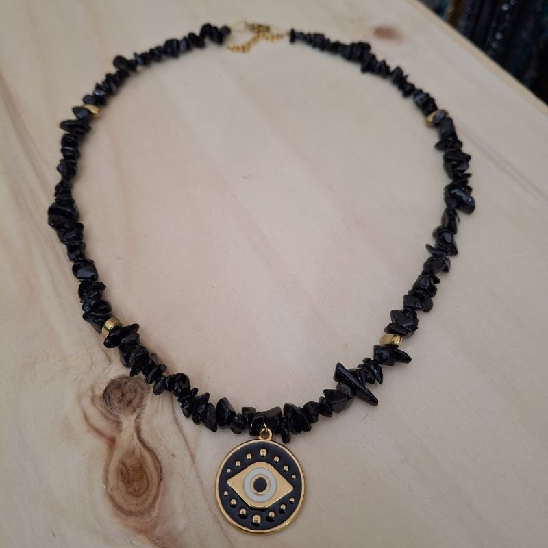 Xeiropoiito kolie me mavrh petra kai aimatith kanoun parea me ena atsalino xryso kai mayro mati me smalto-by Christine only