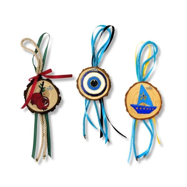 Γούρι 2026 ζωγραφισμένο πάνω σε στρογγυλό ξύλο