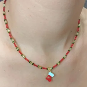 Το κολιέ με την μπότα του Άγιου Βασίλη που κρέμεται φορεμένο.