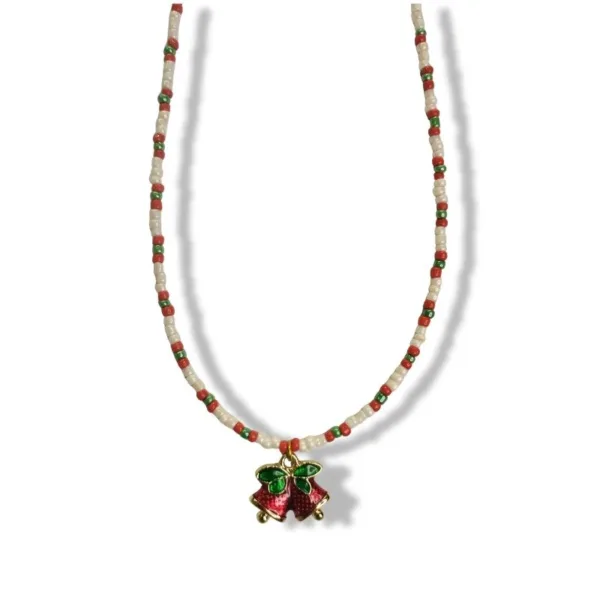 Κολιέ με seed beads και μοτίβο 3 χάντρες ροζ πολύ ανοιχτό που τείνει στο λευκό, μια κόκκινη-μια πράσινη-μια κόκκινη και πάλι 3 ροζ πολύ ανοιχτό, που τείνει στο λευκό. Το μοτίβο επαναλαμβάνεται. από το κολιέ κρέμονται δύο καμπάνες ενωμένες, που κυριαρχεί το κόκκινο, το χρυσό και το πράσινο χρώμα.