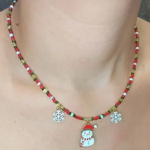 Το κολιέ φορεμένο σε λαιμό.