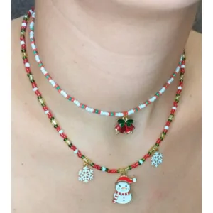 Το κολιέ φορεμένο σε λαιμό συνδιασμένο με ένα άλλο χριστουγεννιάτικο κολιέ τσόκερ με καμπανούλες.