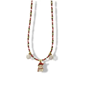 Κολιέ, όπου οι χάντρες είναι κατά κύριο λόγο περασμένες σε σειρά 2 κόκκινες-μια άσπρη-2 κόκκινες-μία πράσινη λίγο μεγαλύτερη , μία χρυσή διαφανές ακόμα μεγαλύτερη και πιο μακρόστενη- μία πράσινη και πάλι κόκκινες. Το μοτίβο επαναλαμβάνεται. Στη μέση κρέμεται ένας χιονάνθρωπος, που κυριαρχεί το λευκό, κόκκινο και χρυσό χρώμα. Δεξιά και αριστερά από τον χιονάνθρωπο κρέμονται δύο λευκές χιονονιφάδες.