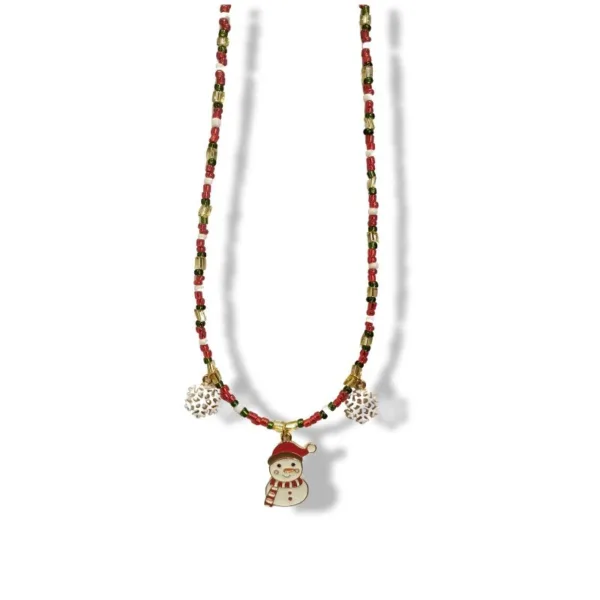 Κολιέ, όπου οι χάντρες είναι κατά κύριο λόγο περασμένες σε σειρά 2 κόκκινες-μια άσπρη-2 κόκκινες-μία πράσινη λίγο μεγαλύτερη , μία χρυσή διαφανές ακόμα μεγαλύτερη και πιο μακρόστενη- μία πράσινη και πάλι κόκκινες. Το μοτίβο επαναλαμβάνεται. Στη μέση κρέμεται ένας χιονάνθρωπος, που κυριαρχεί το λευκό, κόκκινο και χρυσό χρώμα. Δεξιά και αριστερά από τον χιονάνθρωπο κρέμονται δύο λευκές χιονονιφάδες.