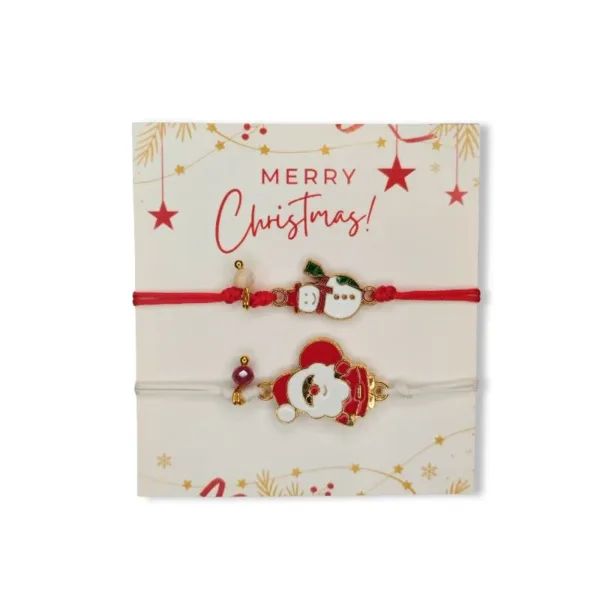 Βραχιόλι με σύνδεσμο-χιονάνθρωπο και κόκκινο κορδόνι. Πάνω από τον χιονάνθρωπο είναι περασμένο -με γράνα σε χρώμα χρυσό- κρυσταλλάκι μπεζ, ανάμεσα σε δύο κόμπους. Το άλλο βραχιόλι έχει σύνδεσμο-Άγιο Βασίλη και κορδόνι λευκό. Πάνω από τον Άγιο Βασίλη είναι περασμένο -με γράνα σε χρώμα χρυσό- κρυσταλλάκι κόκκινο, ανάμεσα σε δύο κόμπους. Τα δύο βραχιόλια είναι περασμένα σε χαρτονάκι που γράφει "Merry Christmas" και έχει αστεράκια πάνω και κάτω.