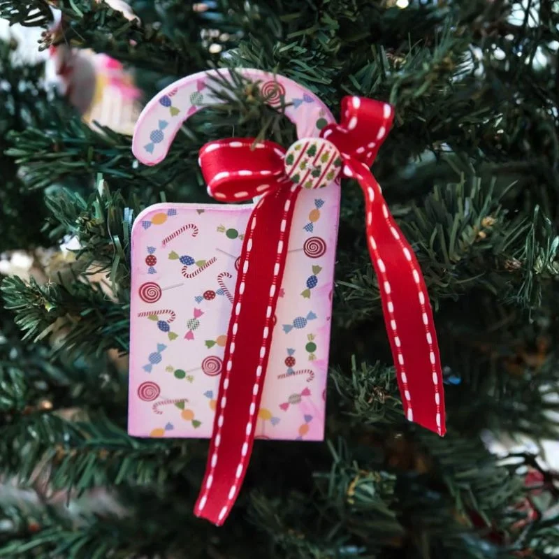 xristougenniatiko-hanger-kampanaki-made-of-bliss (2) Χριστουγεννιάτικο Κρεμαστό Στολίδι με Καραμέλες, Κορδέλες και Κουδουνάκι