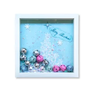 Χριστουγεννιάτικο Shadow Box 25X25 με Παστέλ Κουδουνάκια και Λαμπερό Χιόνι