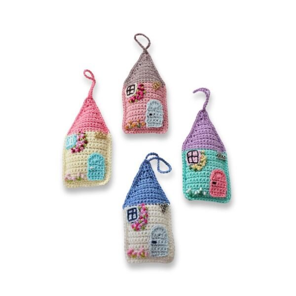 Γούρι σπιτάκι πλεκτό με κεντημένες λεπτομέρειες