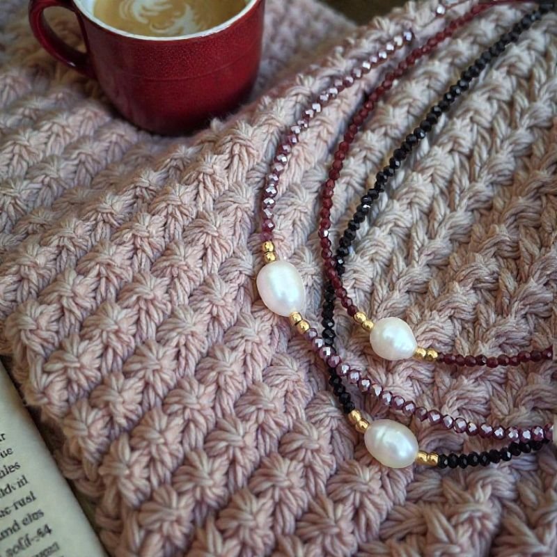 Xeiropoiito-kolie-mavro-skouro-kokkino-mov-visini-krystallakia-margaritari -by Cristine only (3)