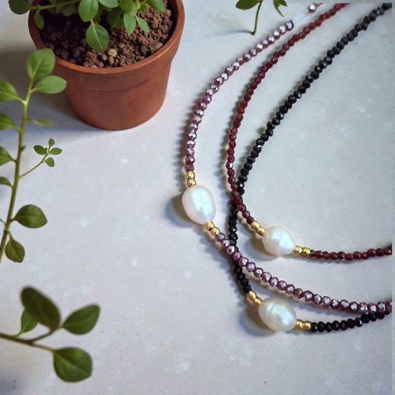 Xeiropoiito-kolie-mavro-skouro-kokkino-mov-visini-krystallakia-margaritari -by Cristine only (4)