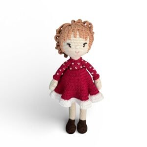 Κούκλα πλεχτή με κόκκινο φόρεμα και κεντητές καρδούλες