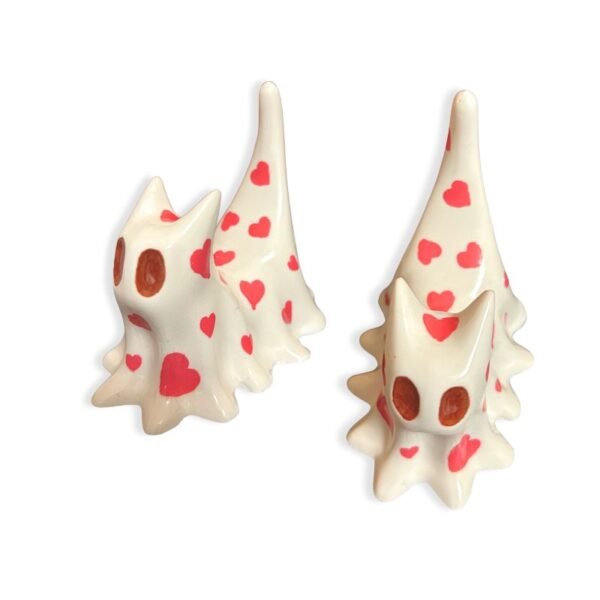 Γατούλα με κόκκινες καρδιές