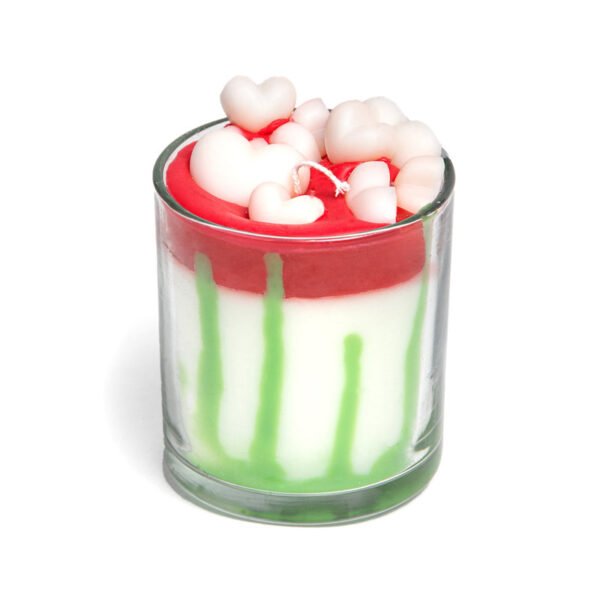 Αρωματικό κερί σε ποτήρι με βυθισμένες καρδιές